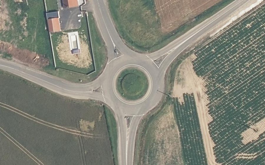 Vue aérienne du Rond-point anonyme n°56212650