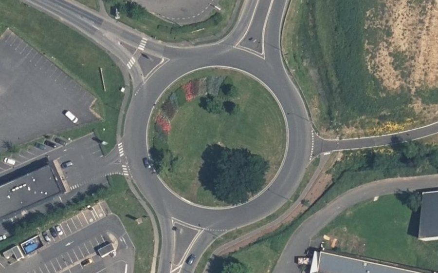 Vue aérienne du Rond-point anonyme n°56213278