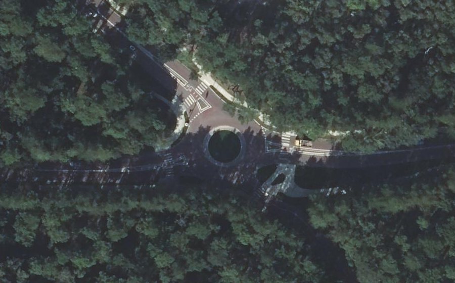 Vue aérienne du Rond-point anonyme n°562184235