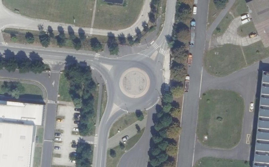Vue aérienne du Rond-point anonyme n°562271360