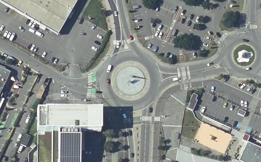 Vue aérienne du Rond-point anonyme n°562281013
