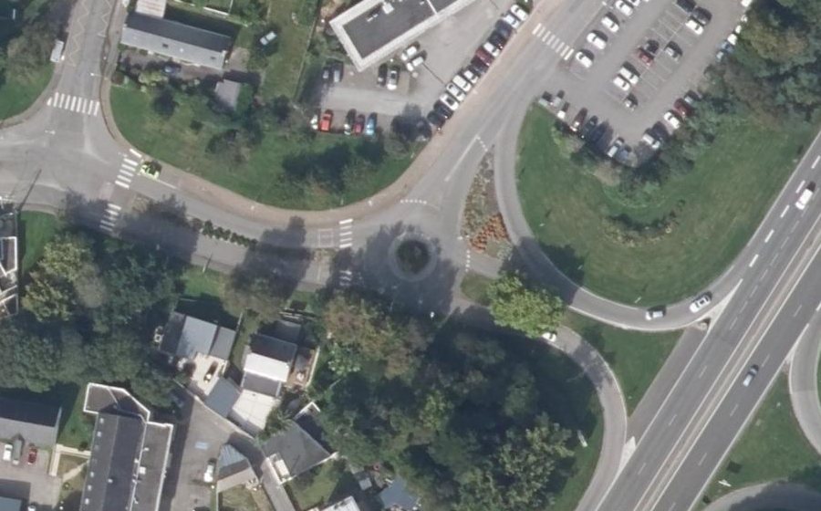Vue aérienne du Rond-point anonyme n°562597334