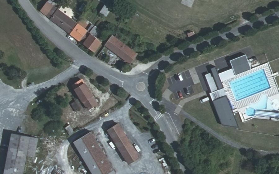 Vue aérienne du Rond-point anonyme n°562895604