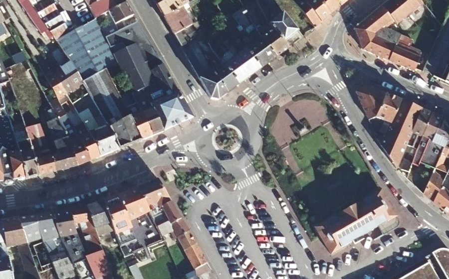 Vue aérienne du Rond-point anonyme n°562950382