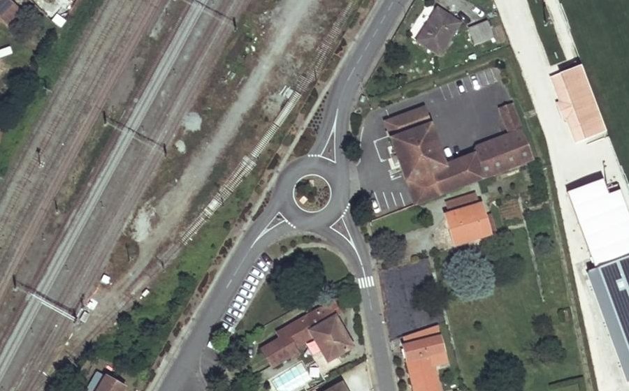 Vue aérienne du Rond-point anonyme n°56304783