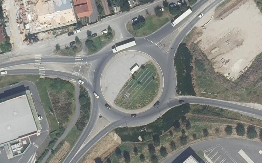 Vue aérienne du Rond-point anonyme n°56320472