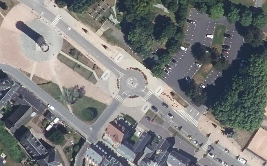 Vue aérienne du Rond-point anonyme n°563612224
