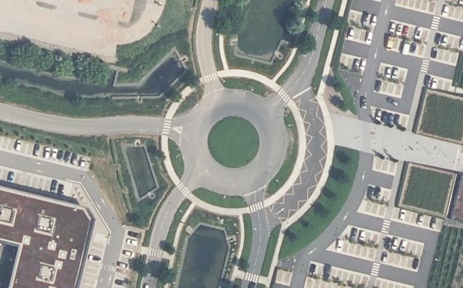 Vue aérienne du Rond-point anonyme n°563624220