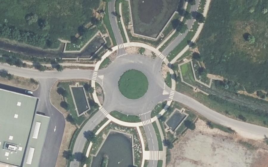 Vue aérienne du Rond-point anonyme n°563624230