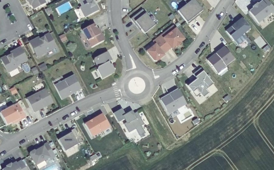 Vue aérienne du Rond-point anonyme n°563850370