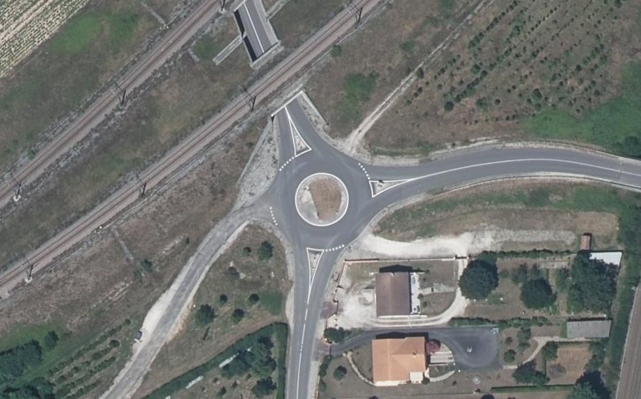 Vue aérienne du Rond-point anonyme n°563857675