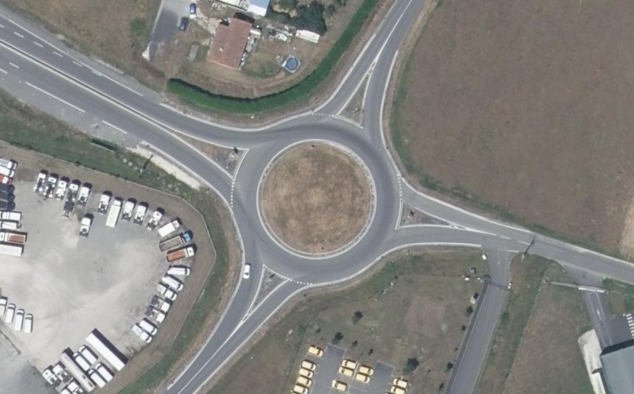Vue aérienne du Rond-point anonyme n°563860921