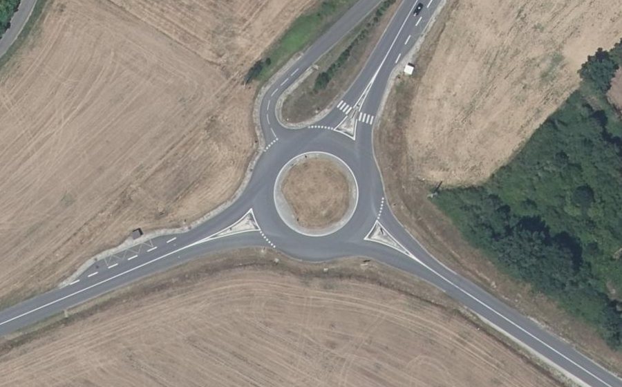 Vue aérienne du Rond-point anonyme n°563860924