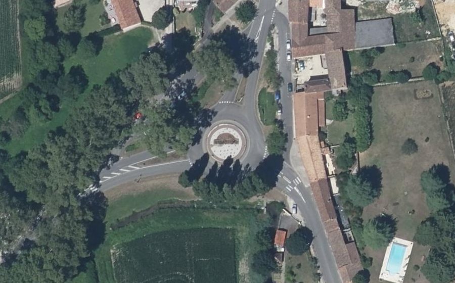 Vue aérienne du Rond-point anonyme n°563867344