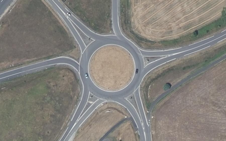 Vue aérienne du Rond-point anonyme n°563869625