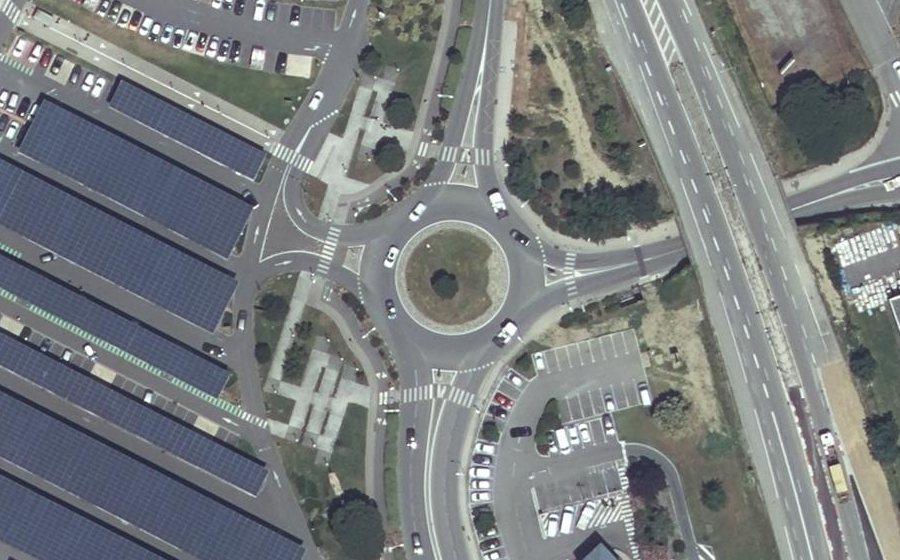 Vue aérienne du Rond-point anonyme n°563914142