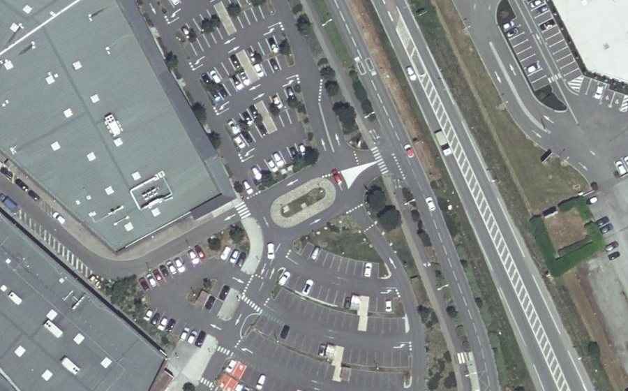 Vue aérienne du Rond-point anonyme n°563930205