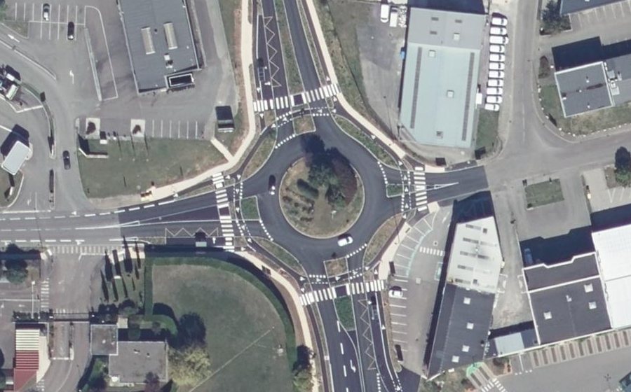 Vue aérienne du Rond-point anonyme n°564111054