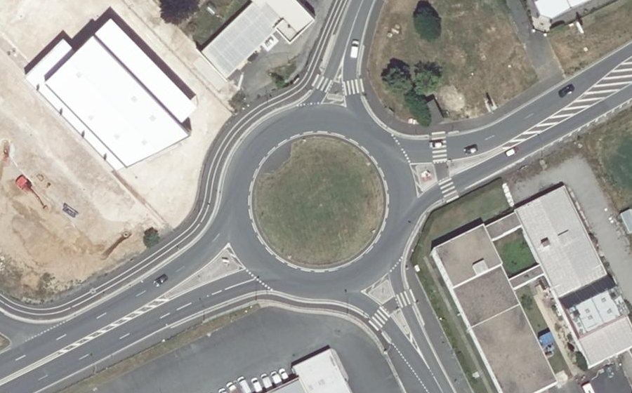 Vue aérienne du Rond-point anonyme n°564607694