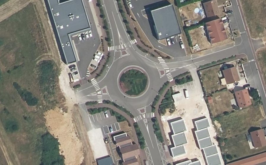 Vue aérienne du Rond-point anonyme n°566364151