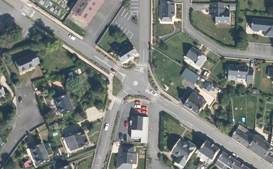 Vue aérienne du Rond-point anonyme n°566372431