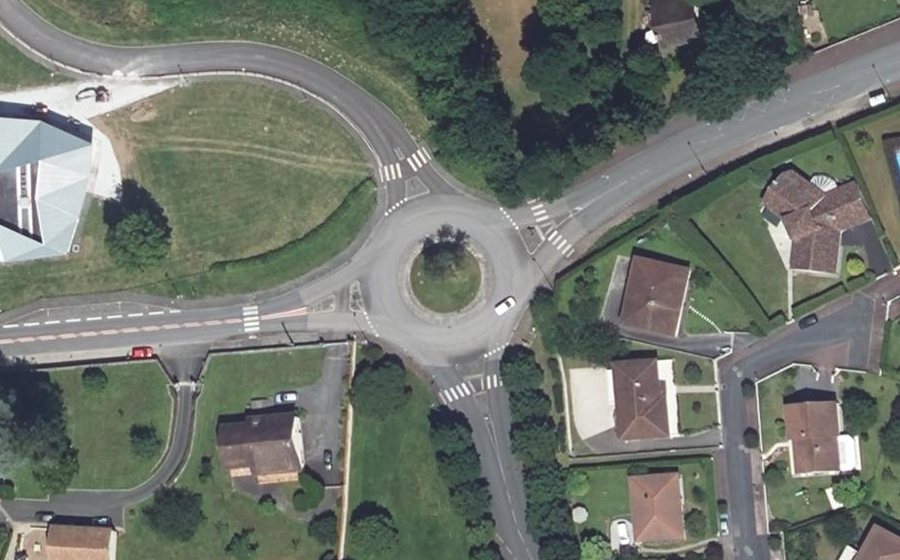 Vue aérienne du Rond-point anonyme n°56696739
