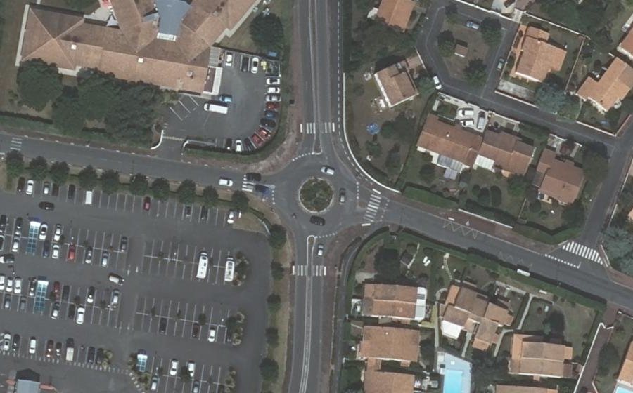 Vue aérienne du Rond-point anonyme n°56701198