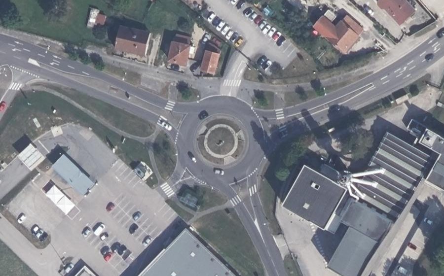 Vue aérienne du Rond-point anonyme n°56730688