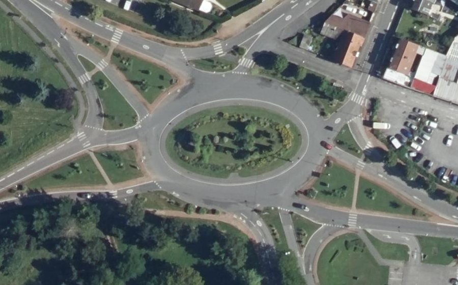 Vue aérienne du Rond-point anonyme n°567529470