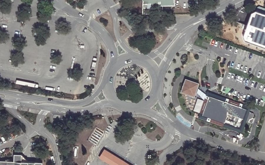 Vue aérienne du Rond-point anonyme n°56753525
