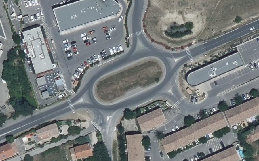 Vue aérienne du Rond-point anonyme n°567890345