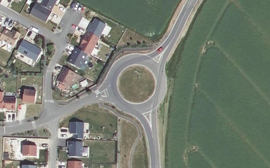 Vue aérienne du Rond-point anonyme n°568333467
