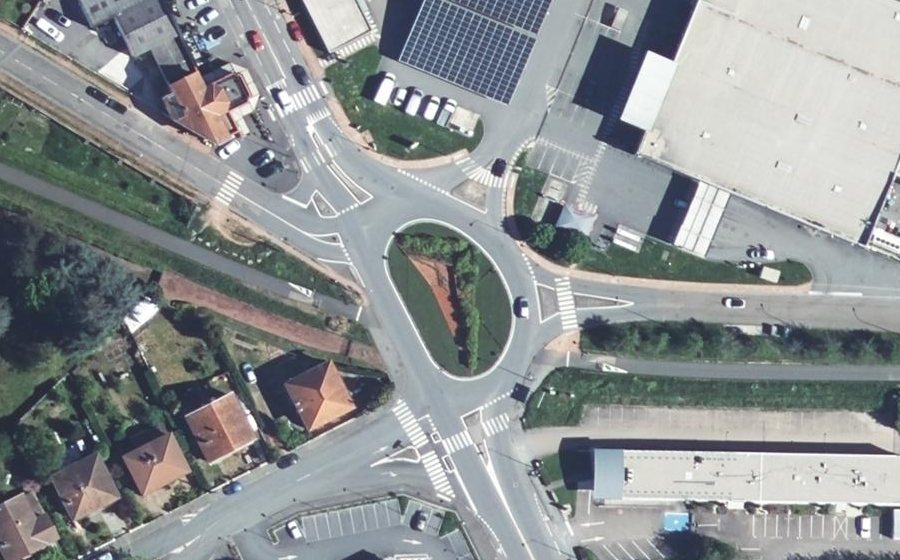 Vue aérienne du Rond-point anonyme n°568354594