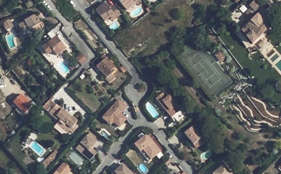Vue aérienne du Rond-point anonyme n°568364399