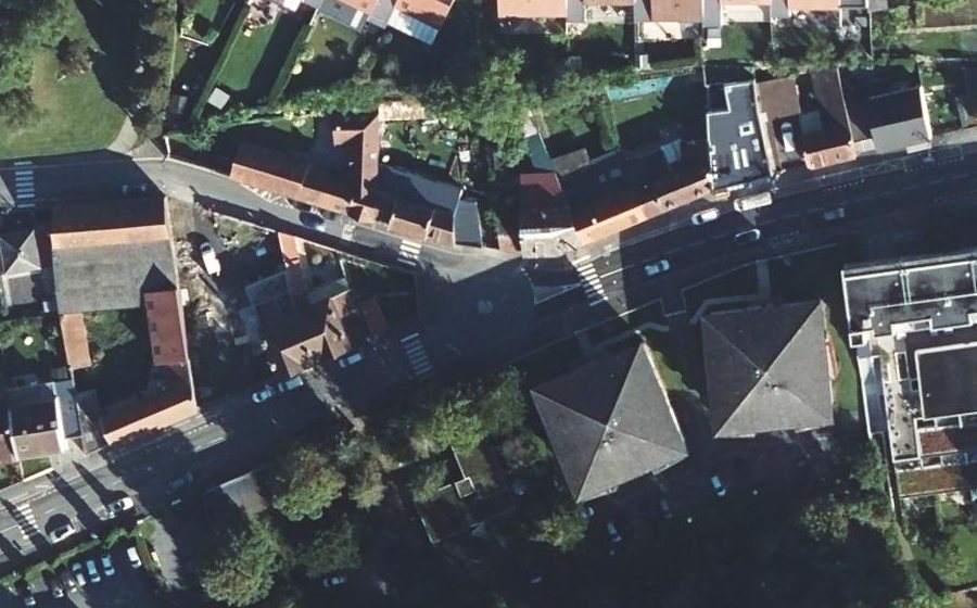 Vue aérienne du Rond-point anonyme n°568370468