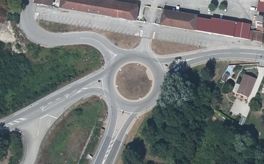 Vue aérienne du Rond-point anonyme n°568437582