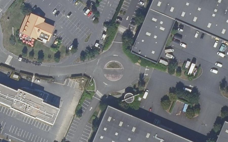 Vue aérienne du Rond-point anonyme n°568762332