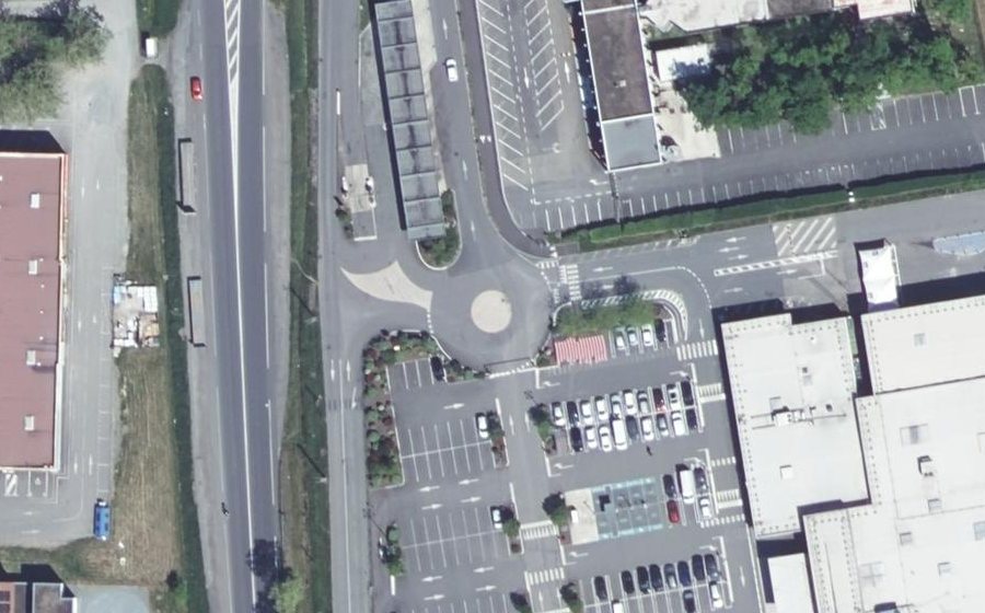 Vue aérienne du Rond-point anonyme n°569031865