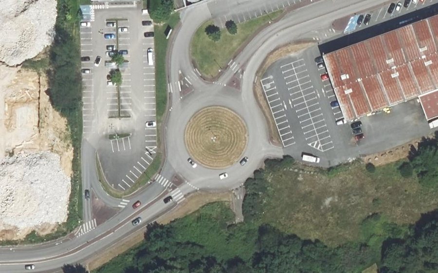 Vue aérienne du Rond-point anonyme n°569073736