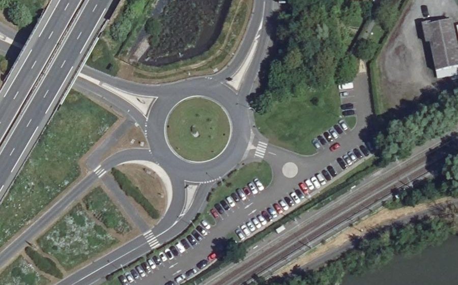 Vue aérienne du Rond-point anonyme n°56932575