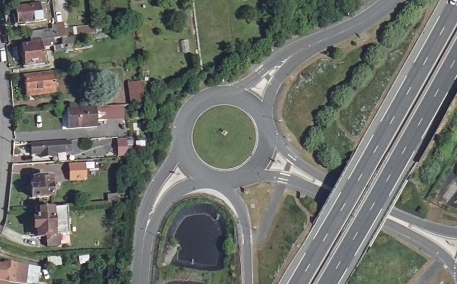 Vue aérienne du Rond-point anonyme n°56936338