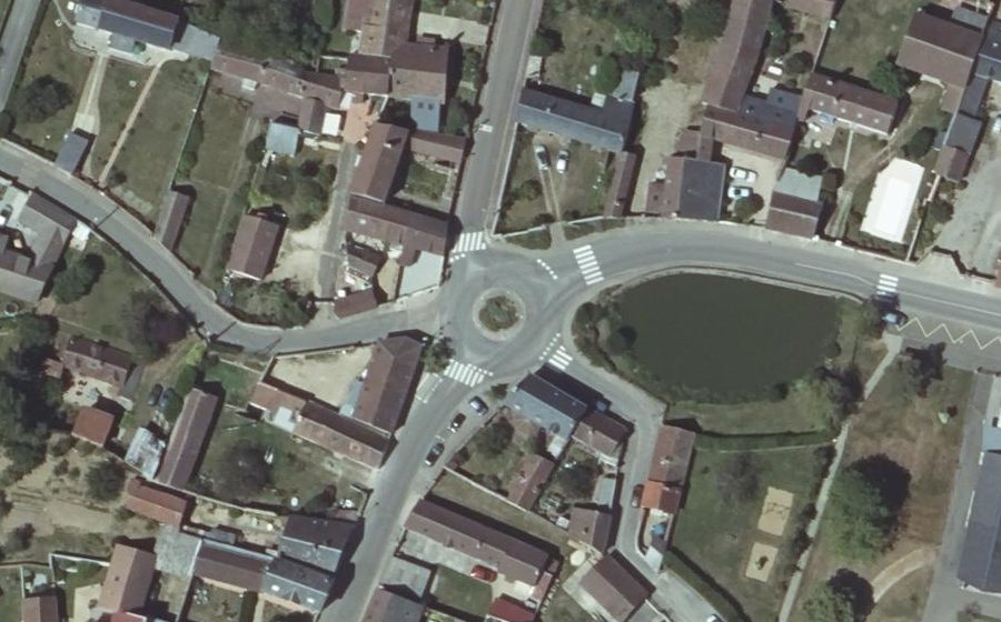 Vue aérienne du Rond-point anonyme n°569961064