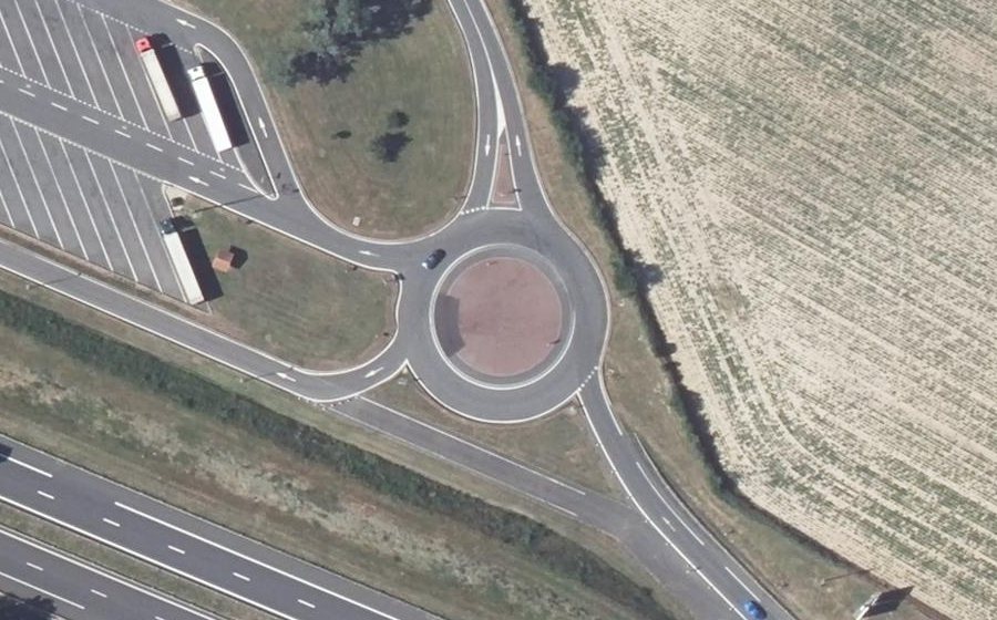 Vue aérienne du Rond-point anonyme n°570380618