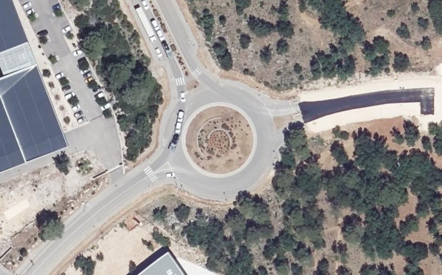 Vue aérienne du Rond-point anonyme n°570482635