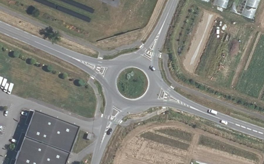 Vue aérienne du Rond-point anonyme n°571465421