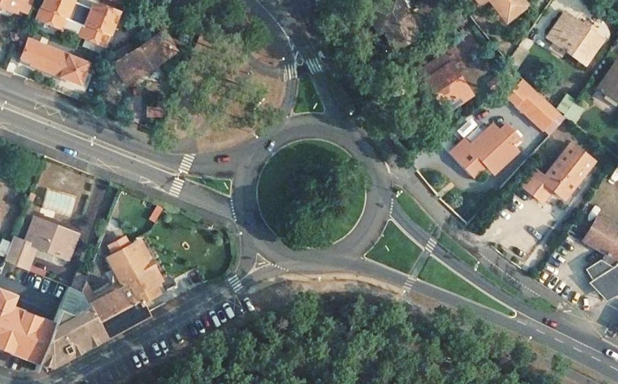 Vue aérienne du Rond-point anonyme n°571480212
