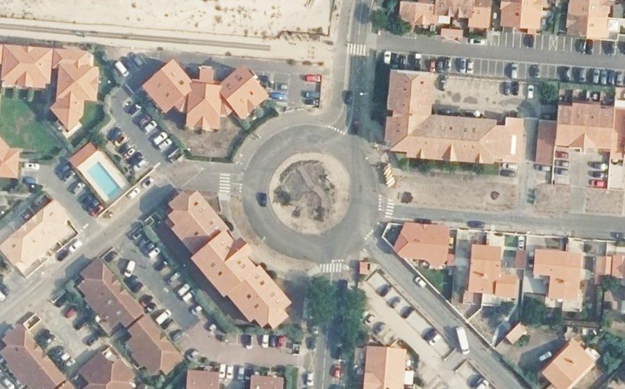 Vue aérienne du Rond-point anonyme n°571480231