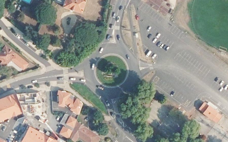 Vue aérienne du Rond-point anonyme n°571480266