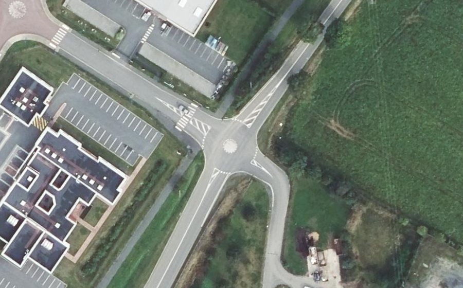 Vue aérienne du Rond-point anonyme n°572469367