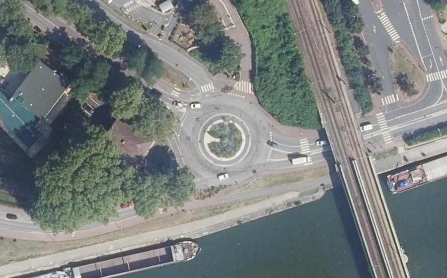 Vue aérienne du Rond-point anonyme n°572689440
